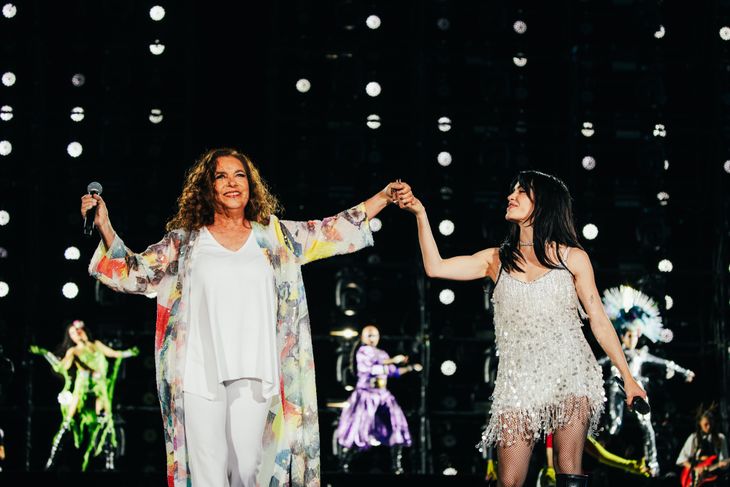 Sandra Mihanovich y Lali juntas en “Soy lo que soy”: un momento histórico que unió generaciones. Sandra Mihanovich y Lali juntas en “Soy lo que soy”: un momento histórico que unió generaciones.