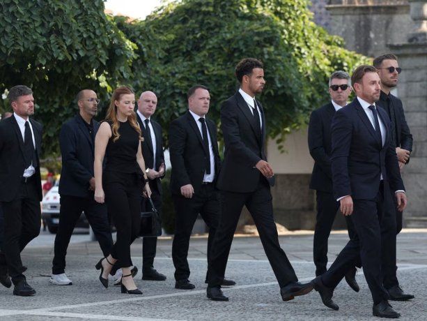 The Liverpool squad participated in the final goodbye. The Liverpool squad participated in the final goodbye.