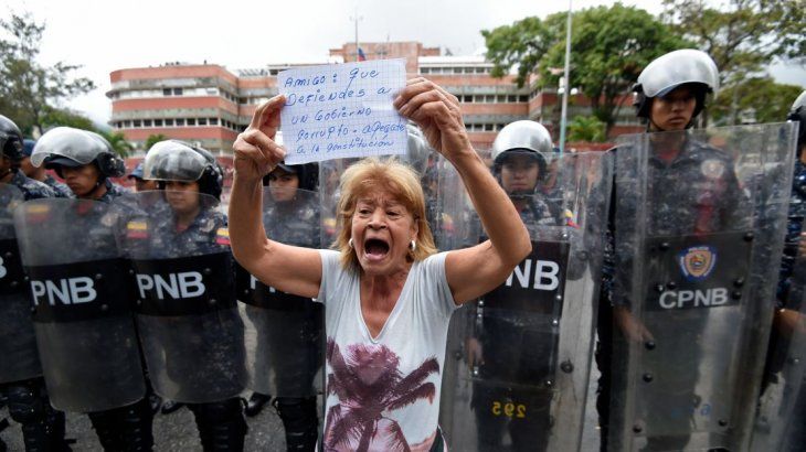 Una mujer en plena manifestación en Caracas contra el gobierno de Nicolás Maduro. 