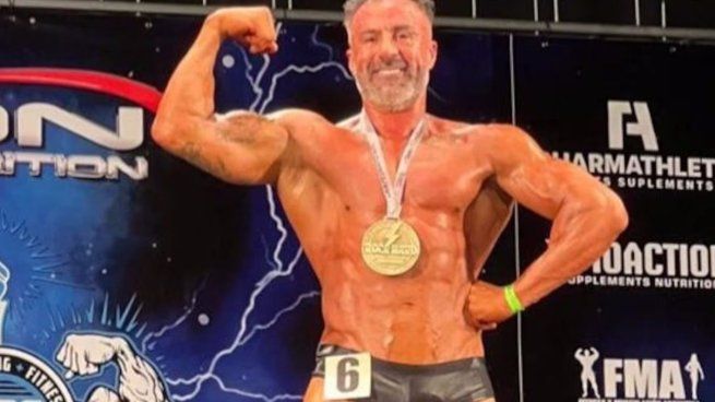El médico ganó el Rock Hard Physique Championship 2025. 