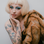 Este nuevo álbum de estudio de Mon Laferte se compone de 14 canciones, donde el pop alternativo y el jazz se entrelazan en un territorio sonoro oscuro, sofisticado y profundamente poético. Este nuevo álbum de estudio de Mon Laferte se compone de 14 canciones, donde el pop alternativo y el jazz se entrelazan en un territorio sonoro oscuro, sofisticado y profundamente poético.