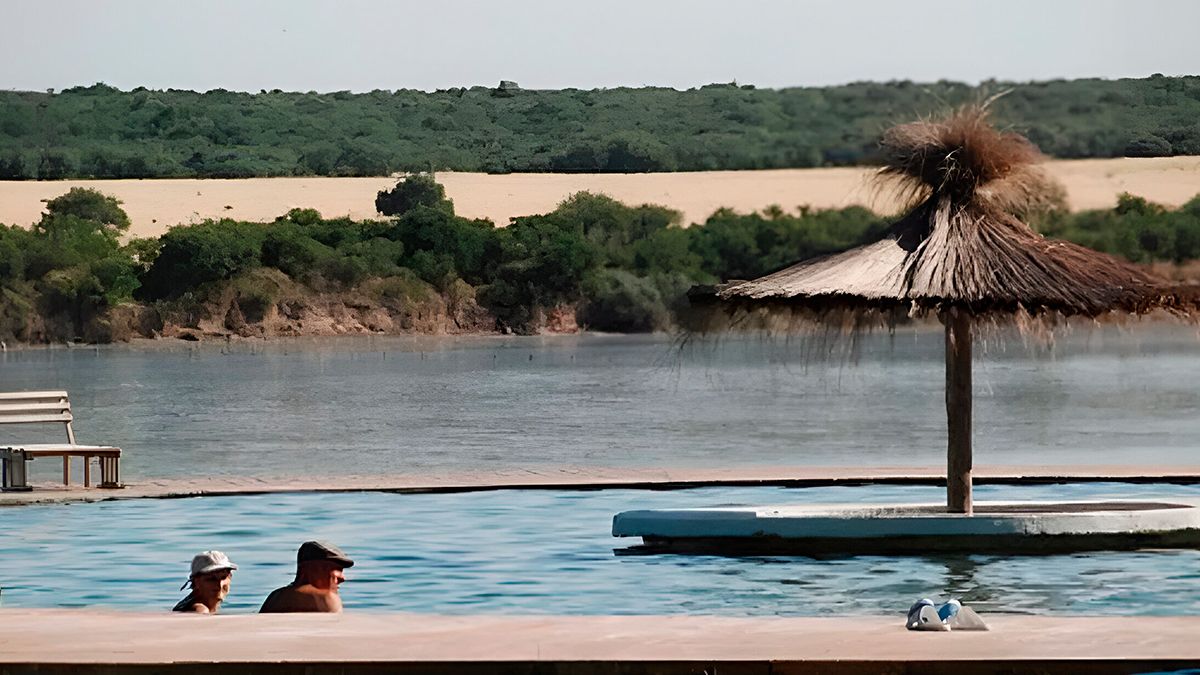 La Laguna de Guatraché queda en La Pampa y tiene aguas curativas ideales para relajarse y aliviar el estrés thumbnail