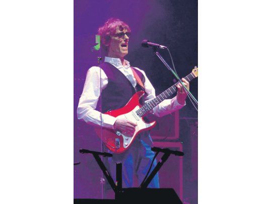Luis Alberto Spinetta reconoció hace una semana padecer cáncer, pero la operación de ayer tuvo otra razón.