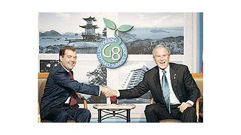 Dimitri Medvedev y George W. Bush, presidentes de Rusia y EE.UU. Moscú cambiómandatario, pero no su oposición al despliegue de un escudo antimisiles en su antiguazona de influencia en el este europeo.