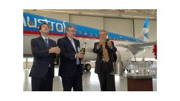 ámbito.com | El titular de Aerolíneas Argentina y Austral, Mariano Recalde, junto con el secretario de Transporte de la Nación, Juan Pablo Schiavi, recibieron en Brasil los dos primeros aviones adquiridos a la empresa Embrear.