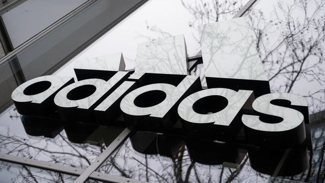 Adidas lanza ofertas especiales por Navidad en México.