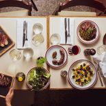 La carta ofrece un glosario detallado de carnes, que describe la anatomía de cada corte, su procedencia y tipo de alimentación. La carta ofrece un glosario detallado de carnes, que describe la anatomía de cada corte, su procedencia y tipo de alimentación.