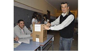 ámbito.com | El reelecto intendente de Rivadavia, Sergio Buil, al momento de votar.