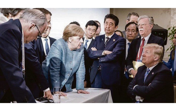 UNA ESCENA, TRES “VERDADES”. La misma escena, tomada desde diferentes ángulos por fotógrafos de las delegaciones alemana, francesa y estadounidense. En cada uno, Angela Merkel, Emmanuel Macron y Donald Trump son mostrados de modo favorable, como líderes del debate. Lo indisimulable es la tensión.