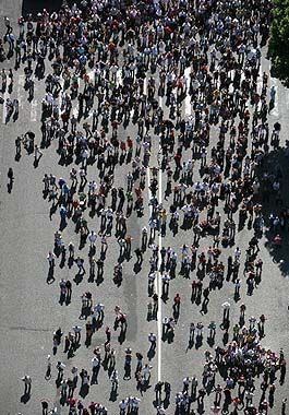 Miles de personas se hicieron presentes en los Campos Elíseos.