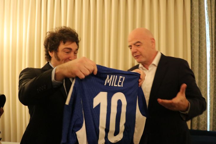 Gianni Infantino le regaló una pelota y una camiseta a Javier Milei con su nombre.