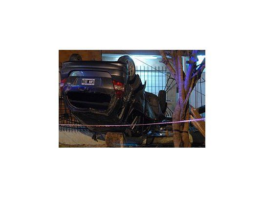 El vehículo se incrustó contra las rejas del frente de una casa.