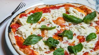 Cosi Mi Piace se destaca como una opción para degustar pizzas crocantes y pastas caseras.