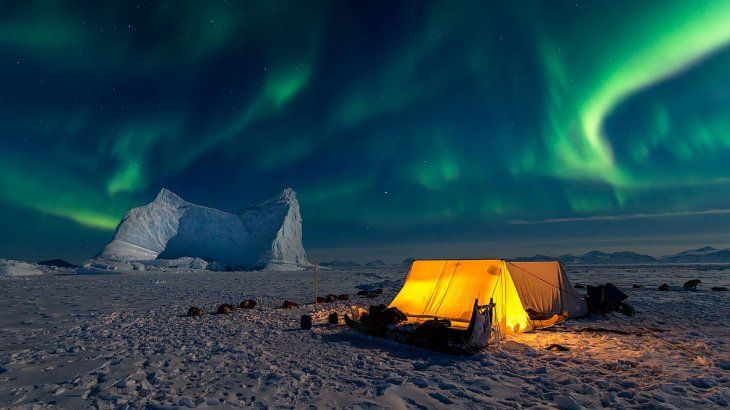 El campamento en el Ártico, iluminado por las auroras boreales.