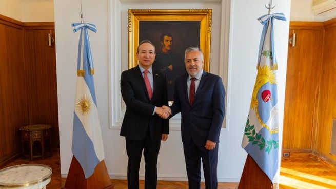 Alfredo Cornejo recibió en Mendoza al embajador chino en Argentina, Wang Wei. 