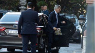 Los funcionarios no podrán disponer más de los vehículos y choferes oficiales. Los funcionarios no podrán disponer más de los vehículos y choferes oficiales.