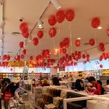 Clientes recorren el primer local de MINISO en la peatonal Florida, con fuerte presencia de productos, globos y una alta circulación en los primeros días de apertura Clientes recorren el primer local de MINISO en la peatonal Florida, con fuerte presencia de productos, globos y una alta circulación en los primeros días de apertura
