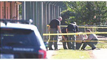 Custodiado. Ayer, la escuela primaria estuvo totalmente vallada y con presencia policial, tras el trágico crimen