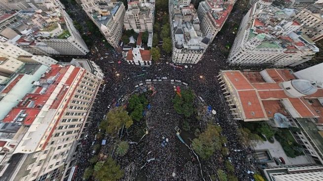 La plaza ayer en una gran manifestación en defensa de la educación pública.