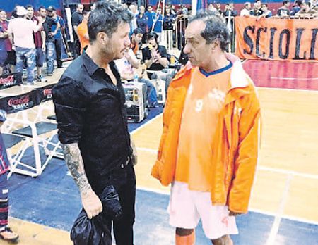 Semana más que intensa en el sciolismo. Viajes y explicaciones de campaña. En medio, el fútbol de 5, contra el San Lorenzo de Marcelo Tinelli. Vienen dos cierres de año con actos con Cristina de Kirchner, y un Luna Park.