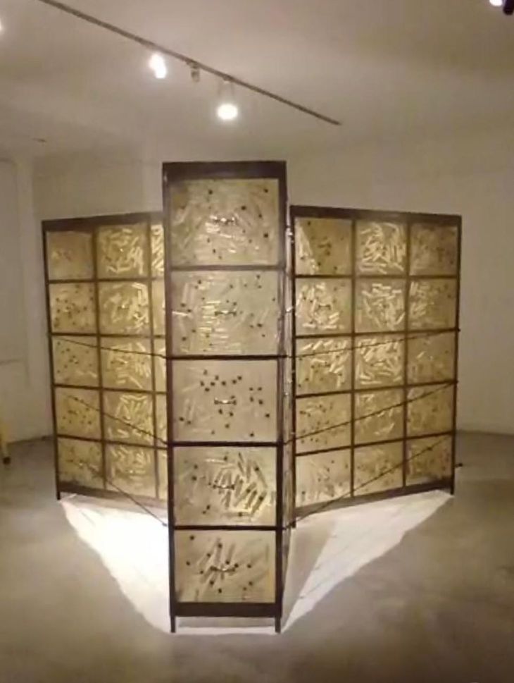 La exhibición en la Casa Victoria Ocampo rescata la potencia estética y conceptual de un artista que transformó residuos, recuerdos y experiencias en piezas de fuerte carga poética. La exhibición en la Casa Victoria Ocampo rescata la potencia estética y conceptual de un artista que transformó residuos, recuerdos y experiencias en piezas de fuerte carga poética.