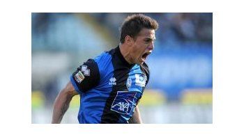 Implacable. Germán Denis anotó nuevo de los quince goles que convirtió su equipo en el Calcio.