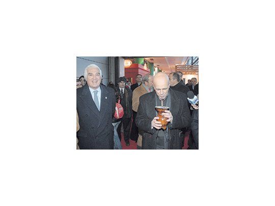 El jefe de Gobierno porteño, Jorge Telerman, ayer, durantela inauguración de la Exposición Rural, participó de unaronda de mate.