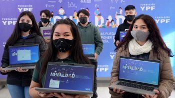 El aporte de las notebooks de la Fundación YPF se suma a las actividades educativas que realiza en&nbsp; la provincia, como los talleres para docentes, niños, niñas y adolescentes.