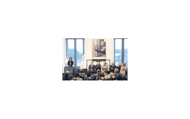 Los gobernadores Daniel Scioli, Oscar Jorge, José Luis Gioja y Daniel Peralta participaron ayer del acto que encabezó la Presidente.