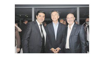 ámbito.com | Mauricio Macri junto al nuevo presidente de Boca Juniors, Daniel Angelici, y su vice y legislador porteño del PRO, Oscar Moscariello, en la cena de fin de año que ofreció el club.