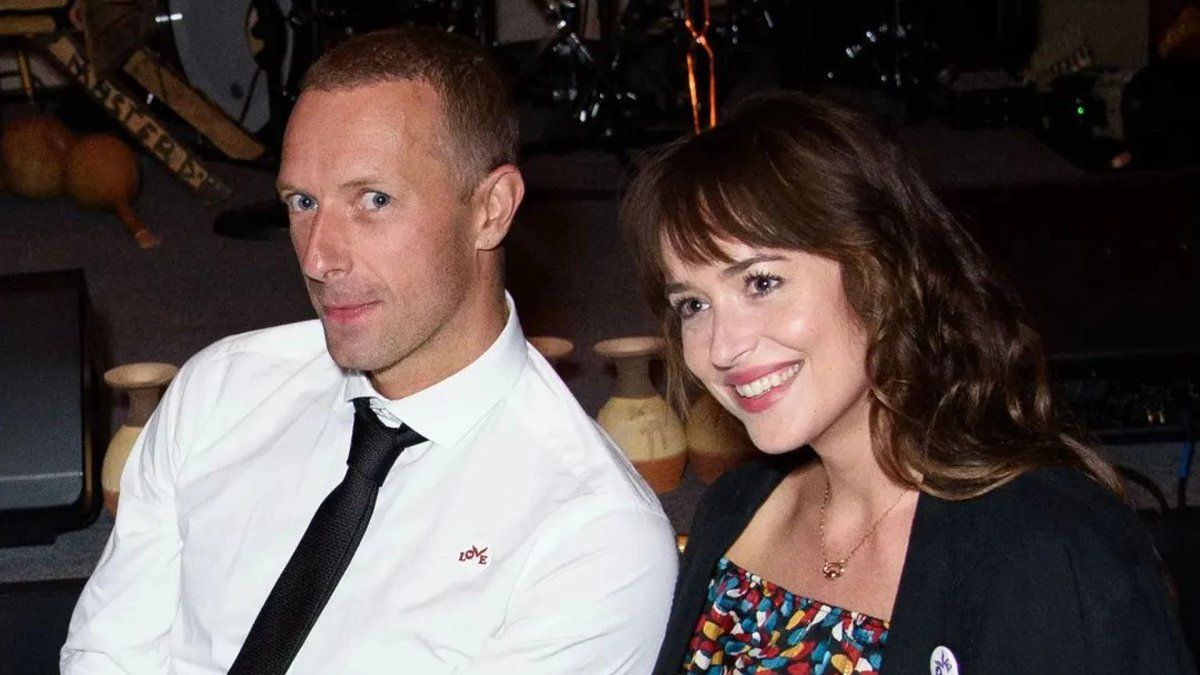 Quiet, cozy, with a greenhouse and direct access to Malibu Beach: this is the mansion that Chris Martin shares with Dakota Johnson