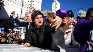 El presidente Javier Milei durante la caravana de campaña en Lomas de Zamora.