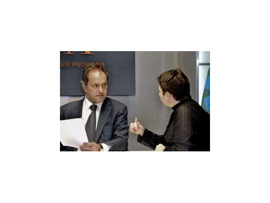El gobernador Daniel Scioli junto a la ministra de Economía Silvia Batakis.