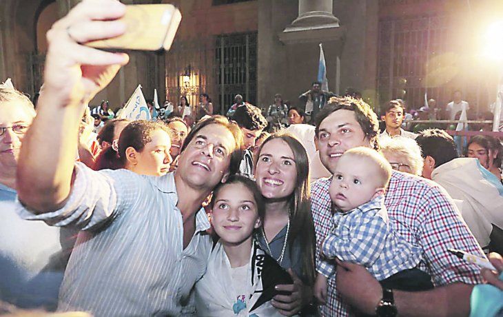 GIRA. Luis Lacalle Pou se fotografi&oacute; con sus seguidores en Florida, capital del departamento hom&oacute;nimo. &nbsp;