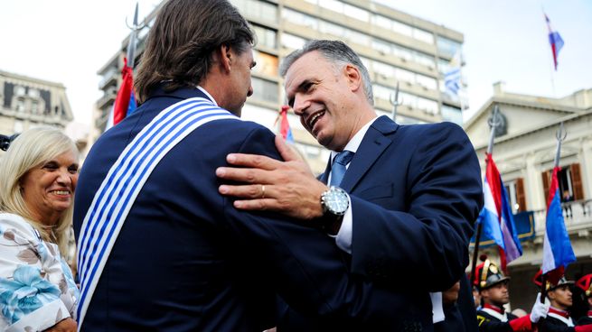 El expresidente Luis Lacalle Pou y el mandatario Yamandú Orsi exhibieron buena sintonía en la ceremonia.&nbsp;