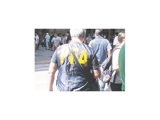 El microcentro  se pobló ayer, otra vez, de inspectores  de organismos de control que buscaron frenar las operaciones  cambiarias ilegales.  El BCRA informó que incautó $ 680.000, u$s 10.700, 1.000 reales y 2.000 guaraníes.