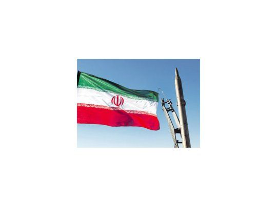 El nuevo misil Sejil , junto a una bandera iraní. El desarrollo de un programa misilístico es,según expertos internacionales, la contracara de un plan nuclear sospechado de perseguirfines bélicos.