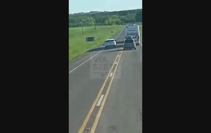 milagro en la ruta: quiso pasar a un auto y a un micro en una curva y casi provoca una tragedia