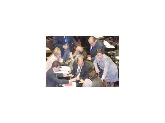 El fracturado bloque PJ de Diputados no pudo reunir quórum. En la imagen, José María Díaz Bancalari, Graciela Caamaño, Cristian Ritondo y Carlos Brown, en plena tertulia en el recinto.