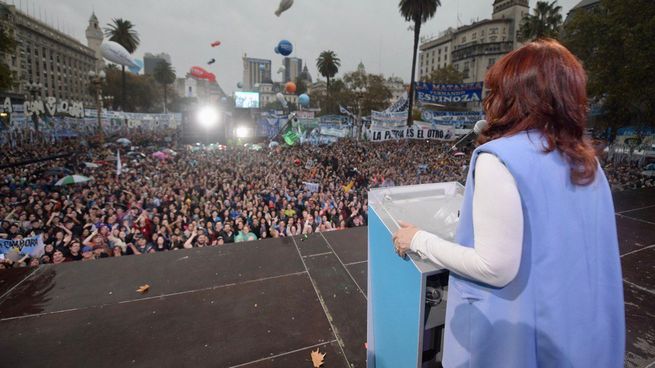 Cristina acto plaza de mayo.jpeg