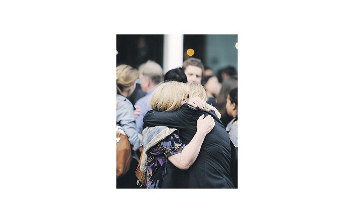 ámbito.com | Rebekah Brooks (izquierda), principal responsable de News of The World, es la cara del escándalo de espionaje, pero ha sido llamativamente puesta a salvo por la familia Murdoch, acaso debido a sus lazos con el premier David Cameron. Los doscientos emplead