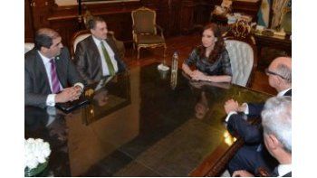 La Presidente Cristina de Kirchner recibió a la comisión directiva del Centro Islámico de la República Argentina, integrada por el presidente Fabián Amin Ankah (dcha), y el vicepresidente Aníbal Bashir Bakir (izq) , acompañada por el canciller Héctor Timerman y el secretario de Culto, Guillermo Olivieri.