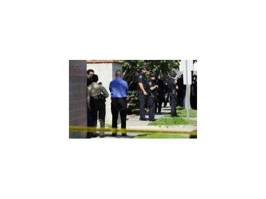 El campus fue rodeado por patrullas de la policía mientras el agresor permanecía dentro de la escuela.