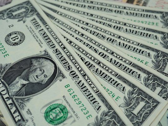 En una jornada cambiaria atípica el dolar blue se disparó superando al MEP.