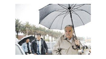 ámbito.com | El presidente José Mujica votó ayer en el Cerro,  una zona humilde de Montevideo. Asumirá en marzo una banca como senador y anticipó que pretende mantenerse en  primer plano, respaldando al nuevo Gobierno, y “no como un jubilado que acaricia sus recuerdos