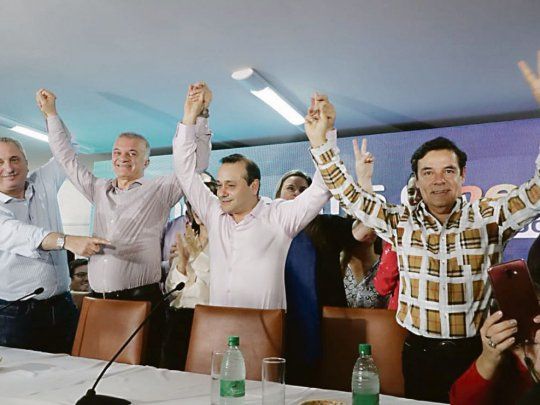 euforia. Passalacqua, Arce, Herrera Ahuad y Rovira, la noche del domingo durante los festejos tras el triunfo en las urnas.