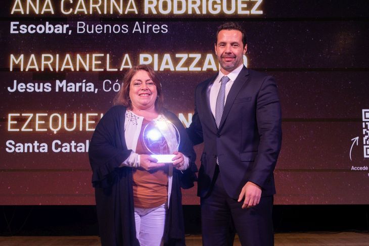 Marianela Piazzano, Secretaria de Coordinación de Gestión y Planificación Estratégica de la Municipalidad de Jesús María, Córdoba, recibió su premio de la mano de Juan Mazzón Marianela Piazzano, Secretaria de Coordinación de Gestión y Planificación Estratégica de la Municipalidad de Jesús María, Córdoba, recibió su premio de la mano de Juan Mazzón