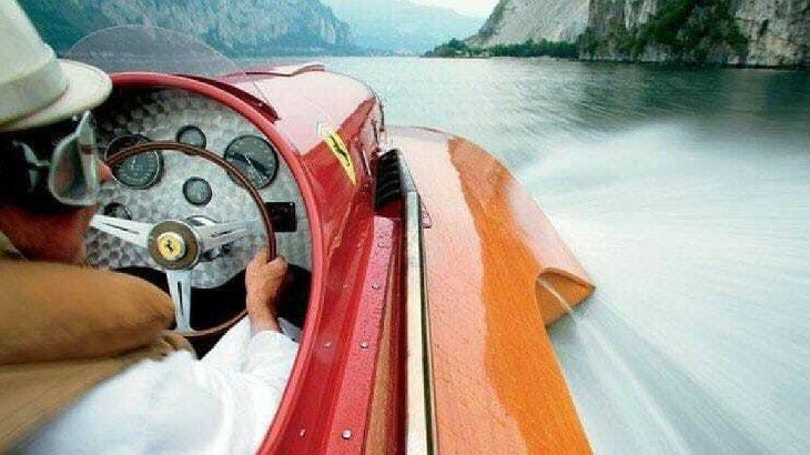 Los diseñadores construyeron el hidroavión con tres puntos de madera dura, cubierto con una chapa de caoba.