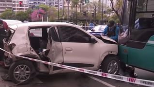 Cinco autos y un colectivo colisionaron en Santa Fe y Cerrito, dejando tres heridos hospitalizados.