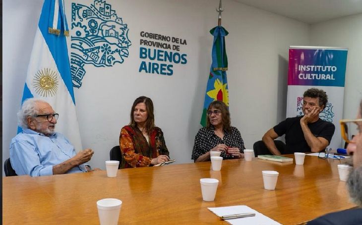 Tras una reunión, intelectuales difundieron un comunicado en el que cuestionan la decisión de llevar el arma al Regimiento de Granaderos. Tras una reunión, intelectuales difundieron un comunicado en el que cuestionan la decisión de llevar el arma al Regimiento de Granaderos.